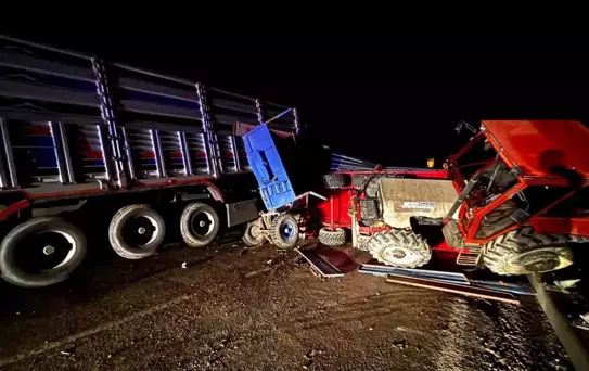 Kırklareli'de Tır ile Traktör Çarpıştı