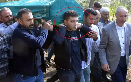 Babasının öldürdüğü annesinin tabutunu taşıdı