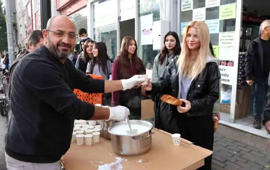 Sivas'ta Öğrencilere Sıcak Süt İkramı
