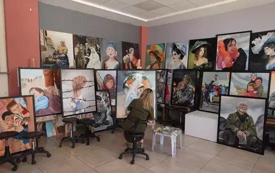 Kadınların Sesini Tuvale Yansıtıyor