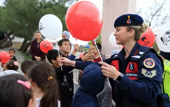 Jandarma, Cumhuriyet Bayramı'nda Öğrencileri Ziyaret Etti