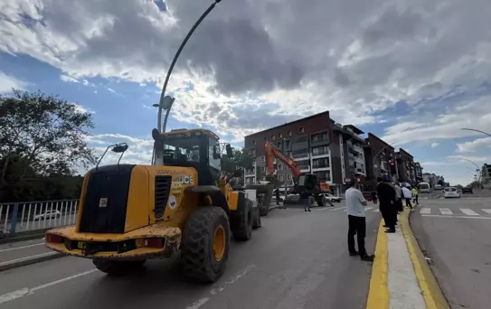 Derince'de TIR Kaza Yapıp Silindir Devrildi