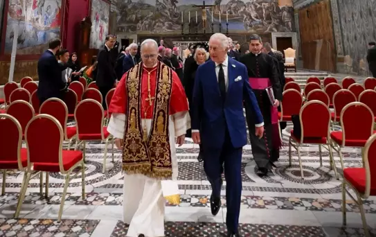 Vatikan'da 5 asır sonra bir ilk! İngiliz Kralı, Papa ile dua etti