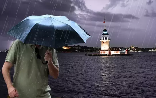 İstanbul'u sağanak vurdu! İstiklal sular altında kaldı, Vatan'da yol çöktü