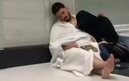 Tolgahan Sayışman Umre ziyaretinde yorgunluğa yenik düştü