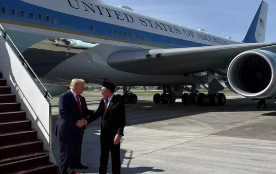 Trump, Malezya'da uçaktan iner inmez dansa başladı