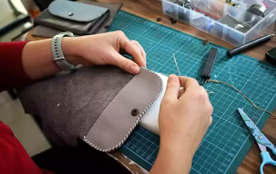 Sakarya'da Deri Aksesuarları Kursu ile Kadınlar Üretime Yöneliyor