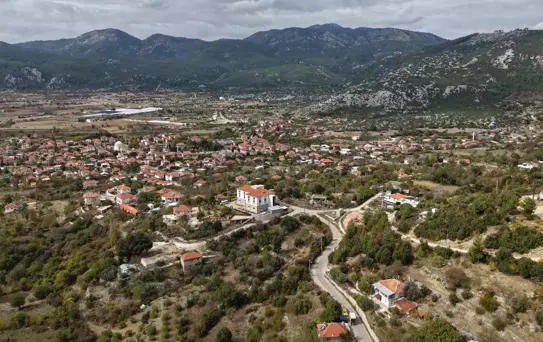 Bucak'ta Kadınlar Çelenk Yapıyor