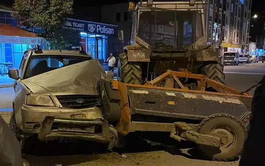 Eskişehir'de Traktör-Pikap Çarpıştı