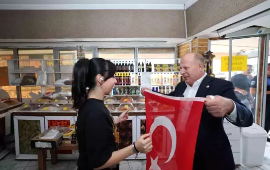 Başkan Demirçalı, Cumhuriyet Bayramı İçin Esnafa Türk Bayrağı Dağıttı