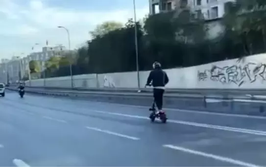 Yasak Olmasına Rağmen Otoyolda Scooter ile Seyir