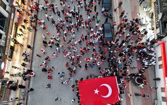 Dörtyol'da Anaokulu Öğrencileri Cumhuriyet İçin Gazete Dağıttı