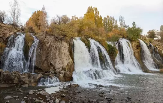 Muradiye Şelalesi Sonbaharda Ziyaretçilerini Ağırlıyor