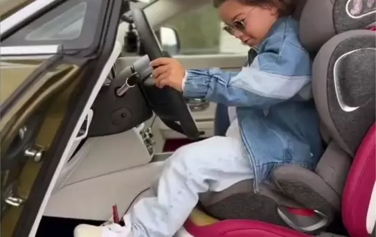 Minik Zayn Lüks Araçla Pistte