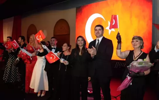 Cumhuriyet'in 102. Yılı Ataşehir'de Görkemli Baloyla Kutlandı