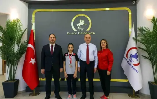 Düzce Belediye Başkanı Özlü, Bronz Madalya Kazanan Sporcu Erva Eren'i Ağırladı