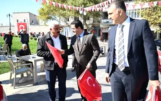 Battalgazi'de Cumhuriyet Bayramı Coşkusu: Türk Bayrağı Dağıtımı