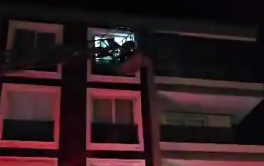 Panik ikiye katlandı! 6.1'lik depreme itfaiye merdiveninde yakalandılar