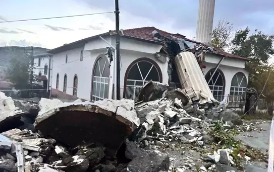 Fırtına Minareyi Devirdi, Facianın Eşiğinden Dönüldü