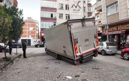 İstanbul'da Yol Çökünce Kamyonet Çukura Düştü