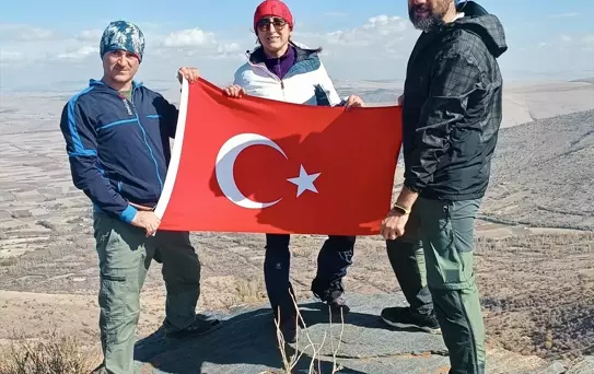 Kırşehirli dağcılar, Cumhuriyet'in 102. yılını 1823 metre yükseklikte kutladı