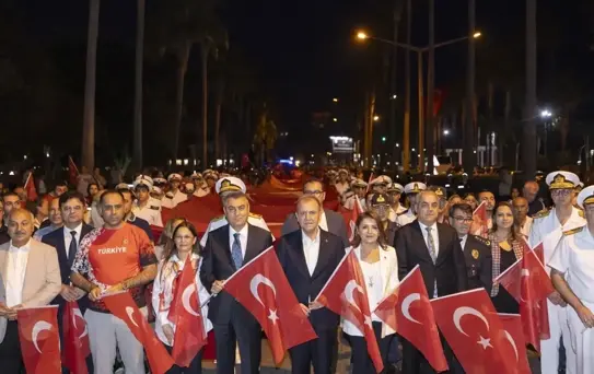 Mersin'de 102 Metre Bayrakla Yürüyüş