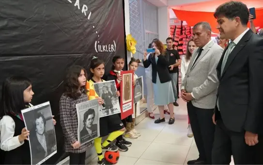 Mersin'de 'Cumhuriyet Yolunda' Sergisi Açıldı