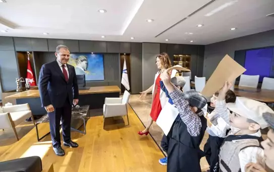 Cumhuriyetin 102. Yılı Kutlaması: Öğrencilerden Vahap Seçer'e Anlamlı Ziyaret