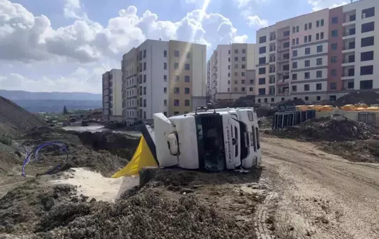 Hatay'da Kum Yüklü Kamyon Devrildi