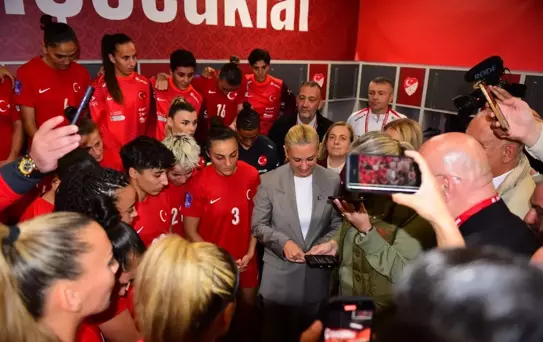 Cumhurbaşkanı Erdoğan, Türkiye A Milli Kadın Futbol Takımı'nı Tebrik Etti