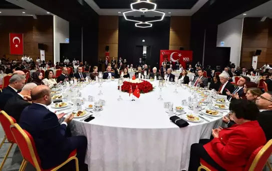 Eskişehir'de 102 yaşındaki Ali Sezer, Cumhuriyet Bayramı pastasını kesti