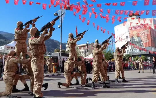 İzmir ve çevre illerde Cumhuriyet'in 102. yıl dönümü kutlandı