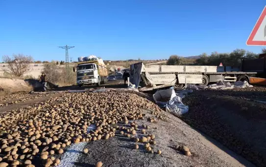 Nevşehir'de Patates Yüklü Tır Devrildi