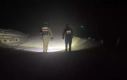 Ağrı'da Kara Saplanan 2 Kişi Kurtarıldı