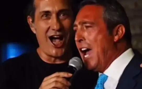 Ali Koç'tan İzmir Marşı performansı