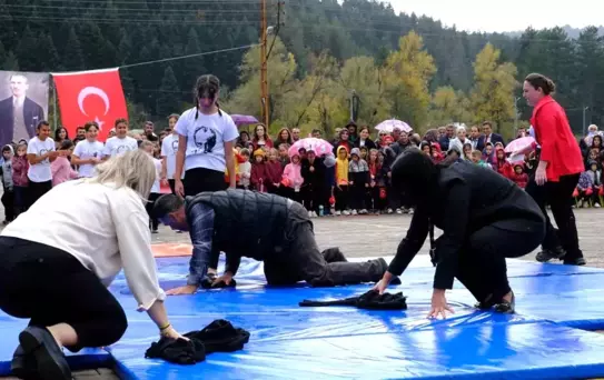 Baba Fedakarlığı Alkış Aldı