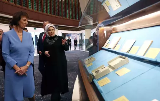 Emine Erdoğan, Almanya Başbakanı Merz'in eşiyle Millet Kütüphanesi'ni ziyaret etti