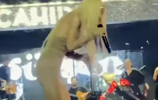 Gülşen, sahneye para atan hayranına kızdı: Üzerinde Atatürk var