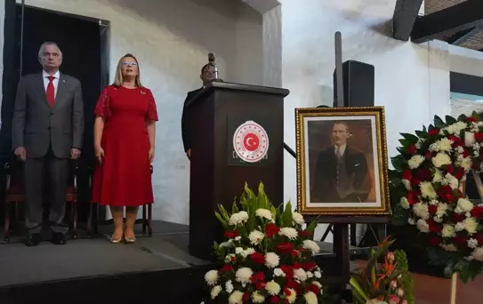 Kosta Rika'da Cumhuriyet Bayramı Kutlaması