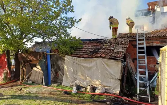 Manisa'da Metruk Binada Yangın Çıktı