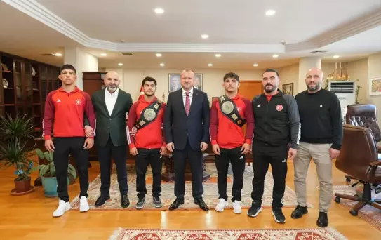 Dünya şampiyonu güreşçiler RTÜK'ü ziyaret etti