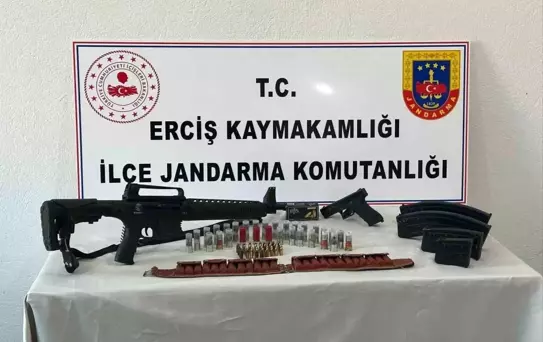 Erciş'te Ruhsatsız Silah ve Fişek Ele Geçirildi