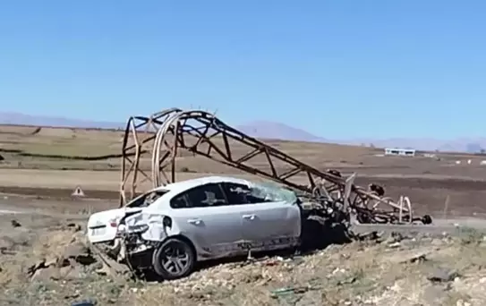 Siverek'te Kaza: Elektrik Direğine Çarpan Araç Devrildi