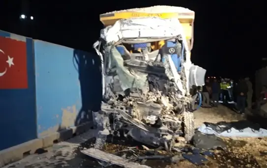 Kamyon Tırla Çarpıştı: Sürücü Hayatını Kaybetti