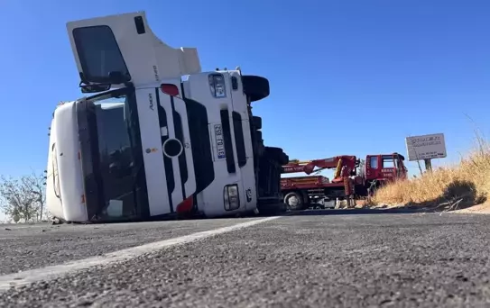 Suruç'ta Tır Devrildi, D-400 Kapandı