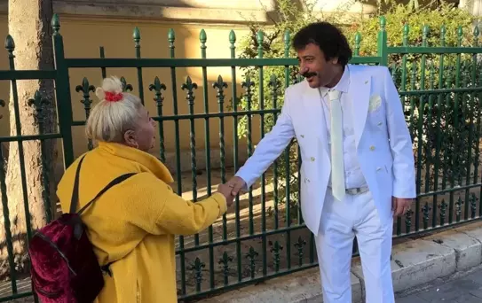 Müslüm Gürses'i Andıran Cevher Canses Taksim'de İlgi Odağı