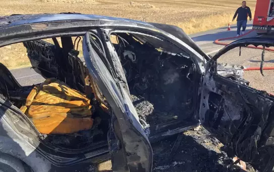 Otomobil Yolda Alev Aldı
