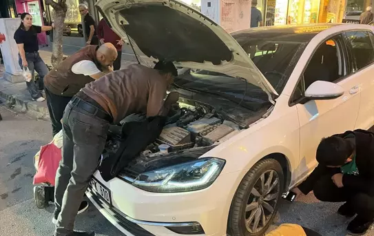 Kedi Yavrusu Otomobilden Kurtarıldı