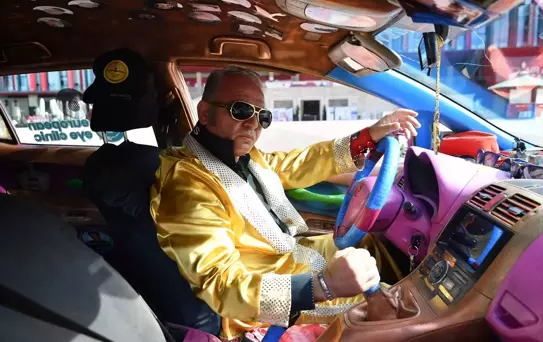 Tiran'da Elvis Temalı Taksi Şoförü