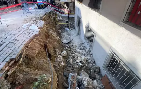 Avcılar'da Kaldırım Çöktü, Yaralı Yok